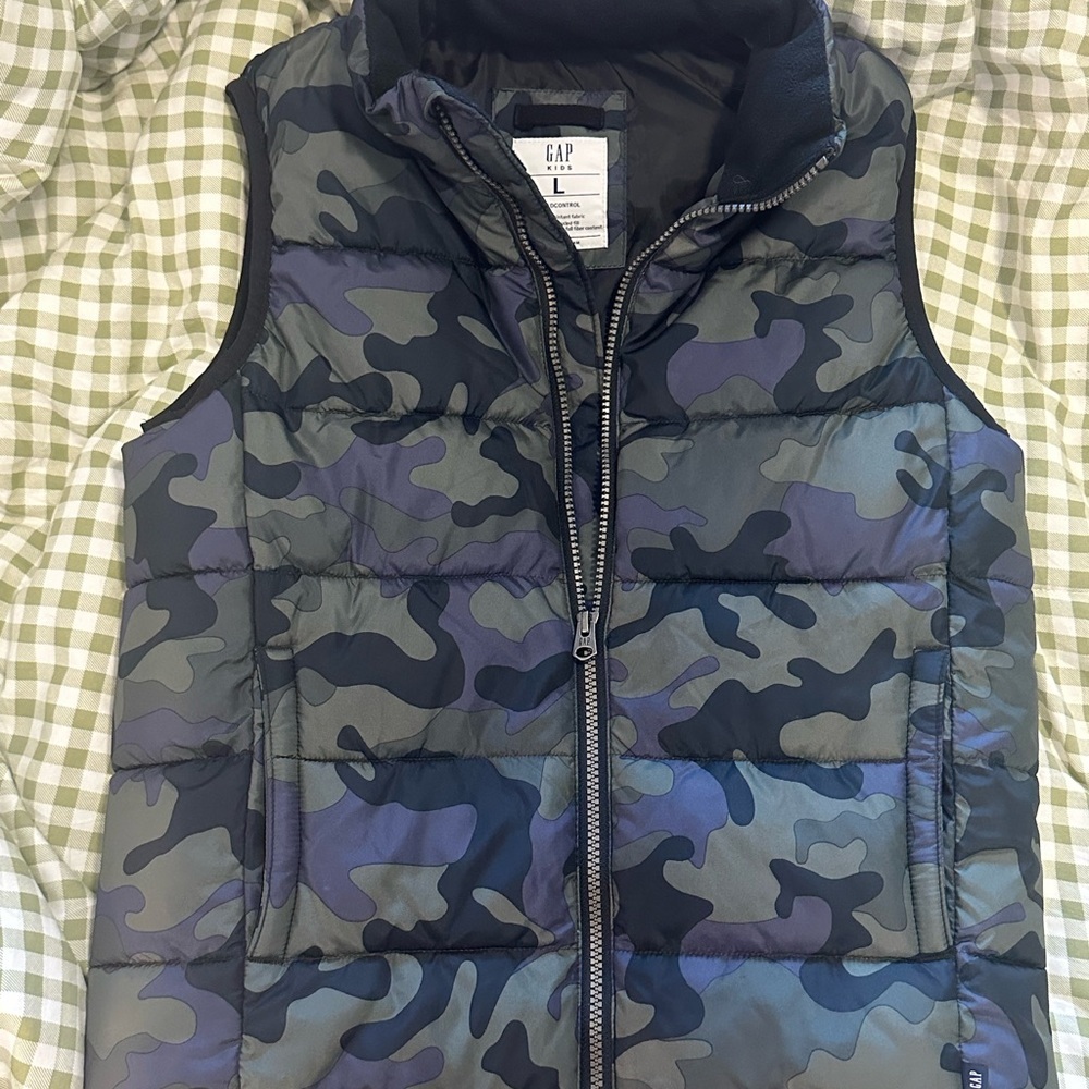 GAP Kids Boy’s Camo Puffer Vest Size Large